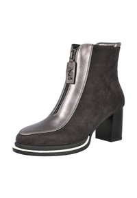 Bota de ante gris para tobillo con detalles metálicos, cierre lateral con cremallera, tacón bloque y borde de suela blanca. Parte superior texturizada con detalles lisos.