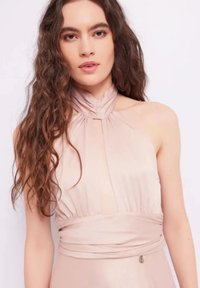 Abito con scollo all'americana in morbido tessuto color rosa pallido, con pieghe arricciate e vita stretta. Presenta un dettaglio a forma di chiave e un piccolo inserto metallico.