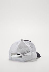 Schwarze Kappe mit einem weißen Netzrücken, ausgestattet mit einem gebogenen Schirm und einem Snapback-Verschluss. Strukturiertes Stoffdetail auf der Vorderseite.
