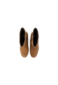 Botas de tobillo de ante marrón con una textura suave, punta redondeada y una cremallera decorativa en el lateral. El interior presenta un forro oscuro.