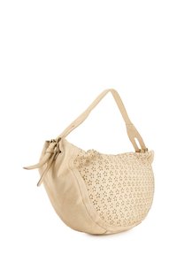 Beige leren handtas met een ronde vorm, voorzien van een geperforeerd sterrenpatroon, een korte verstelbare schouderband en een ritsafsluiting.