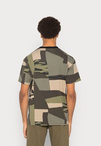 Carhartt WIP CHASE - T-shirt básica - camo mend/gold