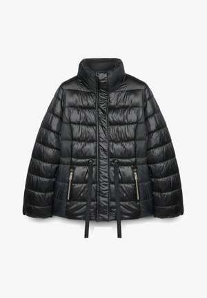 Schwarze Steppjacke mit hohem Kragen, horizontalen Steppnähten, zwei seitlichen Reißverschlusstaschen und verstellbaren Kordeln an der Taille.