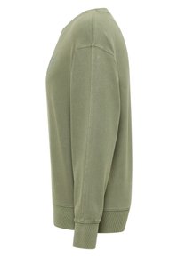 Sweatshirt vert olive avec un col rond, des manches longues, des poignets et un ourlet côtelés. Texture lisse avec un détail de marque subtil.