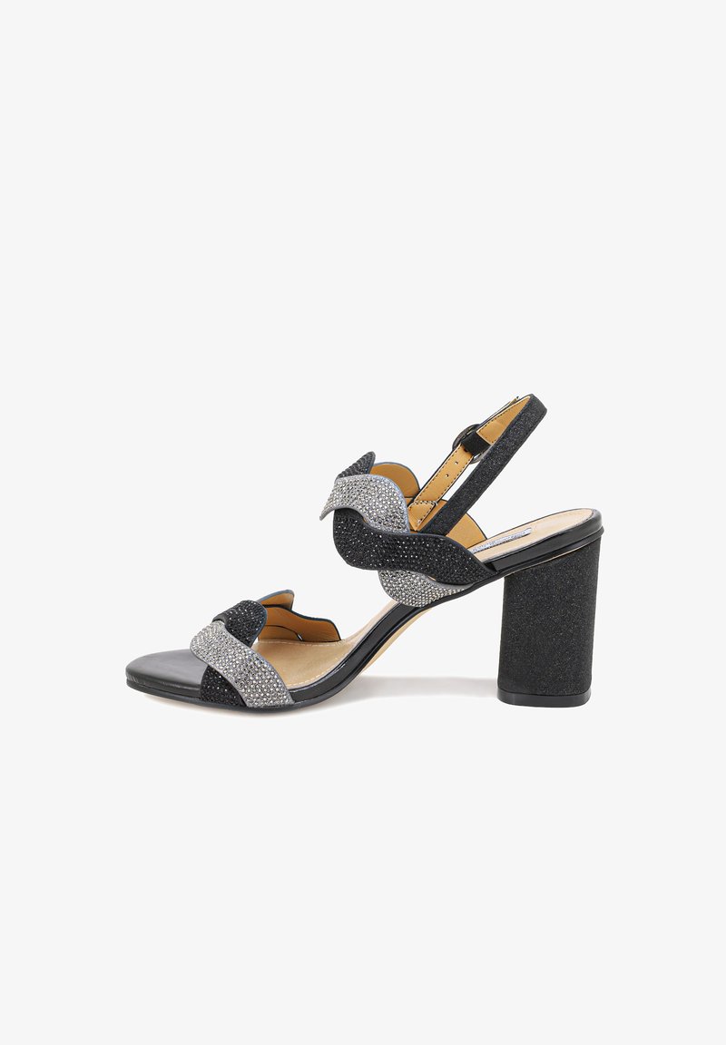 Sandal con tacco alto nero e argento con un ampio tacco a blocco. Presenta cinturini testurizzati, un nodo decorativo e accenti brillanti.