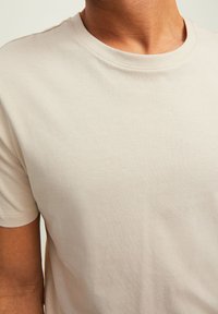 Jack & Jones JJENOA TEE CREW NECK - Pamata T-krekls - moonbeam