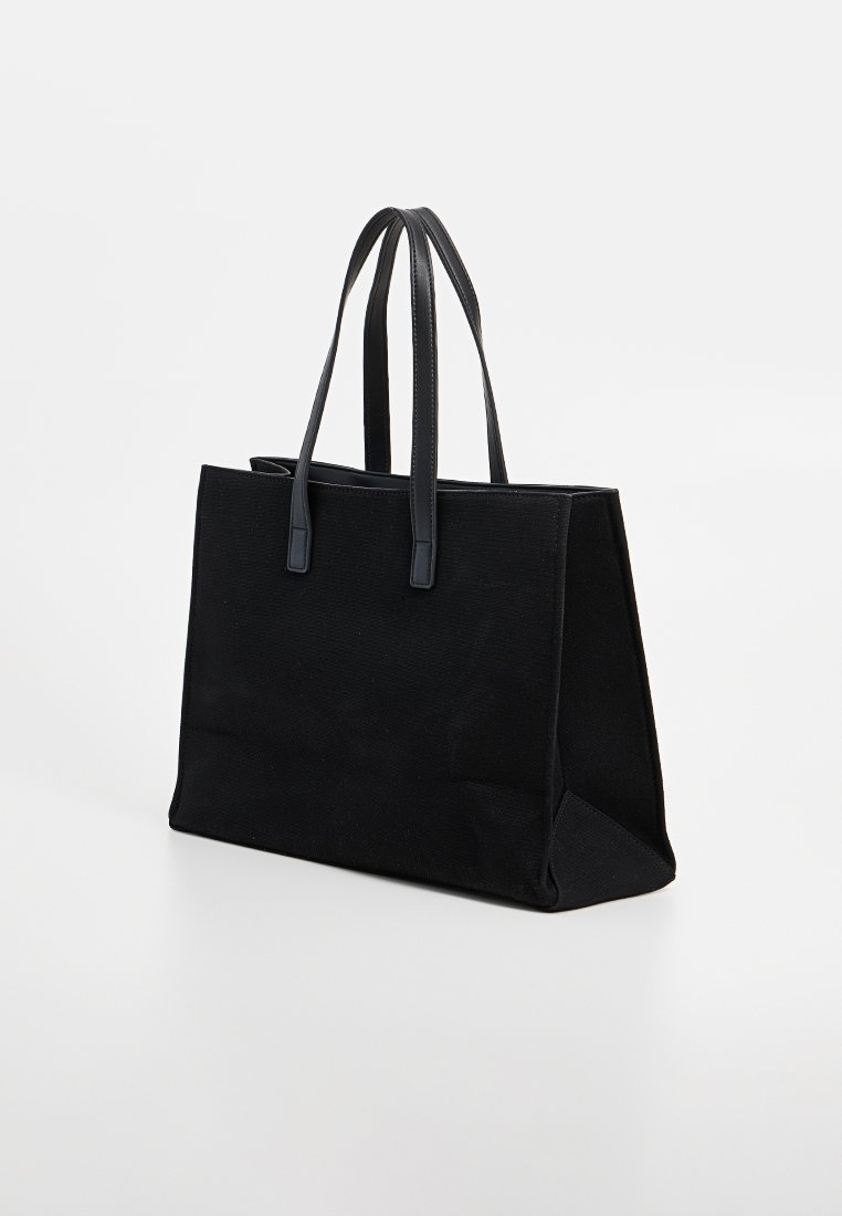 Borsa tote nera in canvas con due lunghi manici in pelle resistenti, una forma strutturata e una finitura texturizzata. Adatta per l'uso quotidiano.