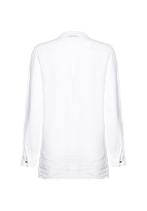 Biała koszula z długim rękawem i kołnierzykiem, wykonana z lekkiego materiału, z centralnym otworem z tyłu i zapinanymi mankietami. Czysty, minimalistyczny design.