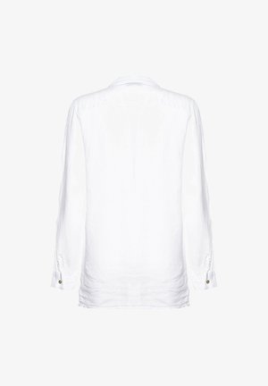 Biała koszula z długim rękawem i kołnierzykiem, wykonana z lekkiego materiału, z centralnym otworem z tyłu i zapinanymi mankietami. Czysty, minimalistyczny design.