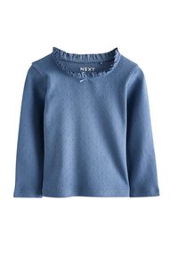 Blaues Langarmoberteil aus strukturiertem Stoff. Hat einen gerafften Rundhalsausschnitt mit Rüsche und einem kleinen Schleifendetail auf der Vorderseite.