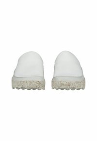 Bílé nazouvací boty s texturovaným svrškem, kulatou špičkou a světle zabarvenou skvrnitou gumovou podrážkou s vroubkovaným okrajem.