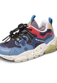 Wielokolorowe buty sportowe z panelami w niebieskim, czerwonym, czarnym i beżowym kolorze, elastycznymi sznurowadłami z zapięciem na toggle, nakrapianą białą podeszwą i zielonym teksturowanym uchwytem na pięcie.