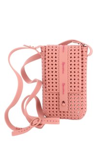 Borsa a tracolla intrecciata rosa con superficie testurizzata, pattina superiore e tracolla regolabile. Presenta una chiusura a scatto e dettagli decorativi in cucitura rosa.