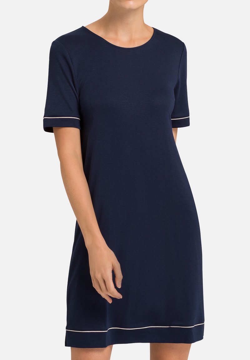 Abito blu navy realizzato in tessuto morbido, con maniche corte e bordi bianchi sui polsini e sull'orlo, e scollatura rotonda. Silhouette A-line semplice.