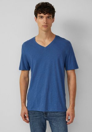 Blaues V-Ausschnitt-T-Shirt aus leichtem Material, mit kurzen Ärmeln und einem leicht lockeren Schnitt. Die Textur ist glatt mit einem subtilen Glanz.