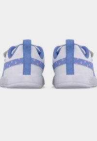 Λευκά αθλητικά παπούτσια με μπλε λεπτομέρειες, υφασμάτινη πίσω επιφάνεια με υφή και ροζ ριγέ λουράκια με πουά. Διαθέτουν απαλό ύφασμα και μαλακή, αφράτη σόλα.