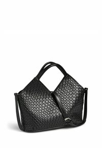 Melnas ādas rokassoma ar austu tekstūru, stūra formu, diviem īsiem rokturiem un noņemamu plecu siksnu. Redzami sudraba detaļas.