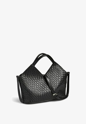 Czarna skórzana torebka o plecionym wzorze, kanciastym kształcie, z dwiema krótkimi rączkami oraz odpinanym paskiem na ramię. Widać szczegóły w srebrnym kolorze.