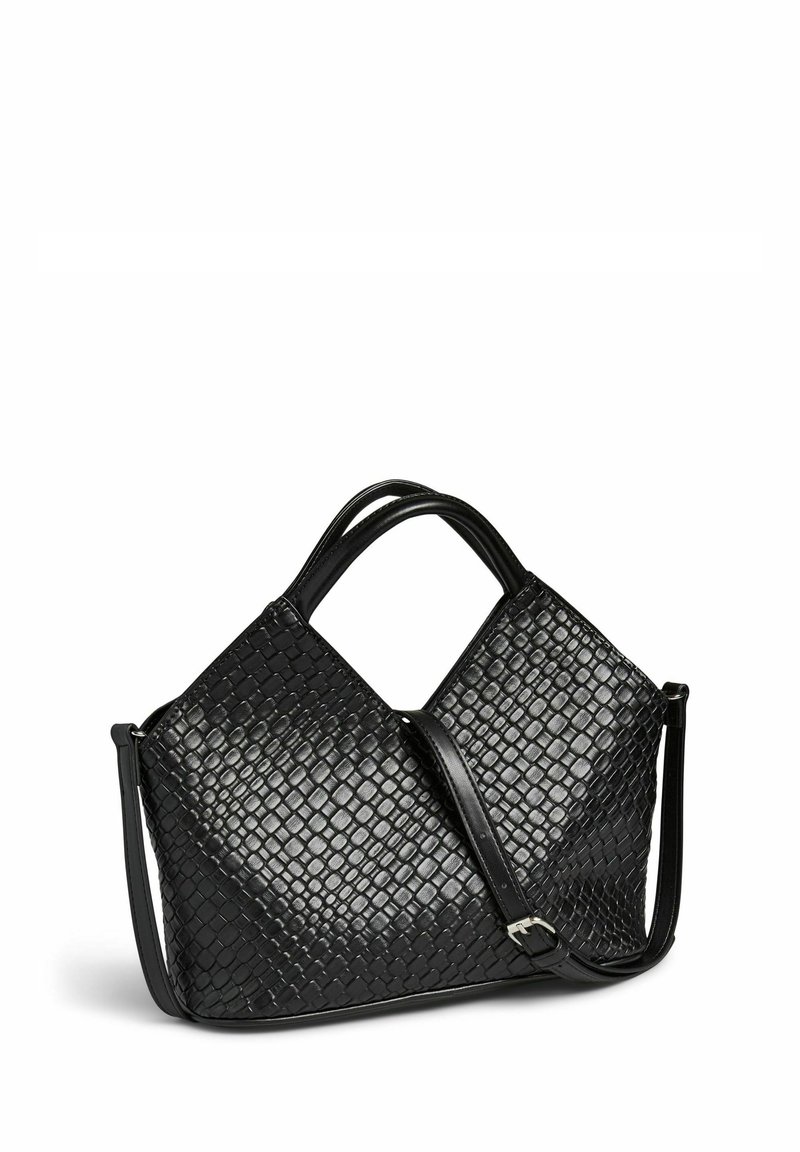 Melnas ādas rokassoma ar austu tekstūru, stūra formu, diviem īsiem rokturiem un noņemamu plecu siksnu. Redzami sudraba detaļas.