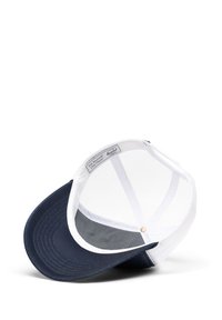 Cappellino da baseball blu navy con retro in rete bianca, visiera curva e fodera interna a strisce. Presenta una chiusura metallica per la regolazione della taglia.