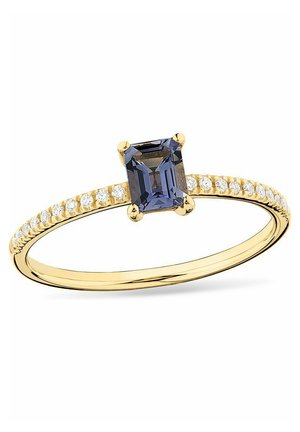 Goldring mit einem im Smaragdschliff geschliffenen dunkelblauen Stein in der Mitte, akzentuiert durch eine Reihe kleiner klarer Steine entlang des Bandes.