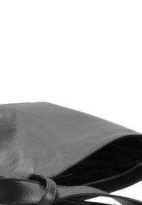 Schwarze Leder-Umhängetasche mit strukturiertem Oberflächen, ausgestattet mit einem Reißverschluss und einer Innentasche, die ein schlankes und minimalistisches Design präsentiert.