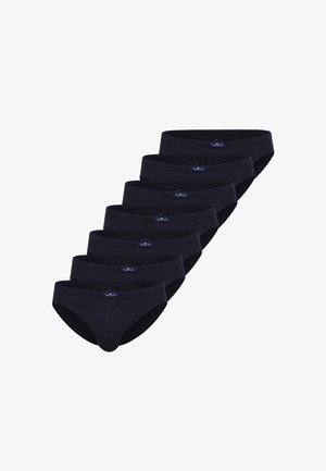 Sieben Paar tiefblaue Baumwoll-Bikiniunterhosen mit glatter Textur und einem elastischen Bund, der vorne mit einem Etikett versehen ist.