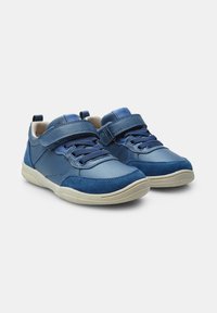 Blå sneakers med en blandning av texturerad läder och mocka, med ett kardborreband, snörningsdesign och en ljusfärgad gummisula.