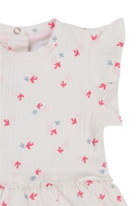 Robe en coton léger avec un décolleté rond, des manches courtes volantées et un motif d'oiseaux en rouge, rose et bleu sur un fond crème.