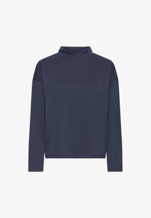 Temno modra, dolgosleeve joba s turtleneckom iz teksturirane tkanine. Ima visok ovratnik in sproščen kroj z rahlo spušenimi rameni.