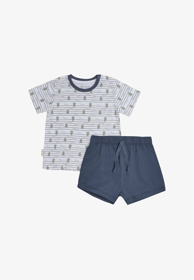 Conjunto de dos piezas de algodón que incluye una camiseta de rayas blancas con patrones de cactus verdes y pantalones cortos azul marino con cintura elástica.