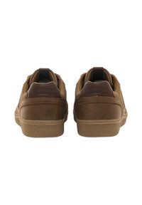 Sneakers in pelle marrone con suola in gomma testurizzata, colletto imbottito e dettaglio del tallone con logo. La vista posteriore mette in evidenza il design elegante.