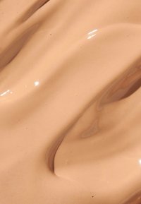 Crema beige con una consistenza liscia e lucida. Presenta motivi ondulati e una lucentezza sottile, indicativa di una consistenza densa e viscosa.