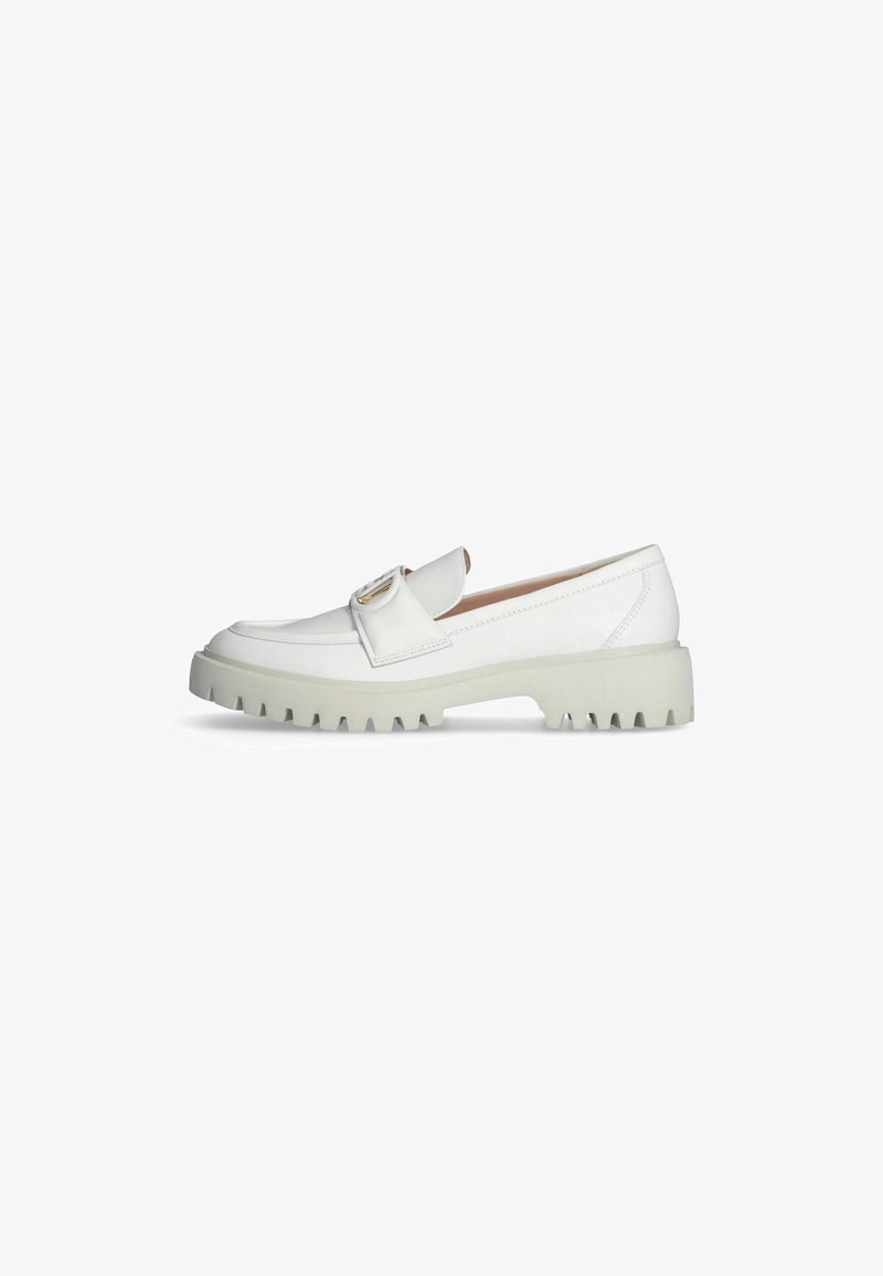 Mocassins blancs en cuir avec un bout rond, ornés d'une boucle dorée et d'une semelle extérieure en caoutchouc épaisse et crantée pour une meilleure traction.