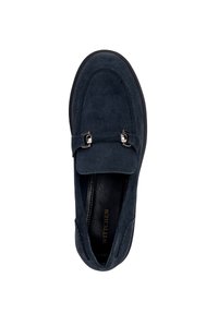 Mocasines de ante azul marino oscuro con detalle cosido, con un acento de metal en la parte delantera y una suela de goma texturizada para mayor agarre.