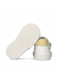 Sneaker bianche con suola in gomma testurizzata, fascia in Velcro grigia, tacco ondulato giallo e decorazione a forma di farfalla verde sul lato.