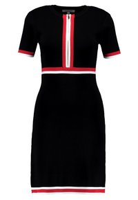 Robe noire à manches courtes avec des rayures rouges et blanches sur les manches, la taille, l'ourlet, et un détail de fermeture éclair vertical sur la poitrine.