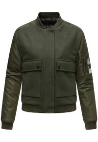 Olijfgroene bomberjack met een wollen lichaam en nylon mouwen, ritszak op de linkerarm en dubbele voorzakken met drukknoopsluitingen.