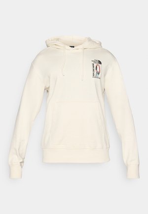 Sudadera color crema hecha de tela suave, con un bolsillo frontal, capucha ajustable con cordones y un logotipo gráfico en el lado izquierdo del pecho.