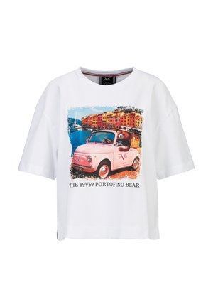Wit T-shirt met een kleurrijke print van een teddybeer die een zonnebril draagt en een roze vintage auto bestuurt in een kustplaatsje. Tekst luidt: "THE 19V69 PORTOFINO BEAR."