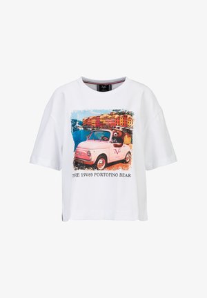 Wit T-shirt met een kleurrijke print van een teddybeer die een zonnebril draagt en een roze vintage auto bestuurt in een kustplaatsje. Tekst luidt: "THE 19V69 PORTOFINO BEAR."