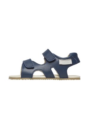 Sandalo in pelle blu con due cinturini regolabili, lati aperti e una suola beige chiaro. Presenta una trama testurizzata per garantire aderenza.