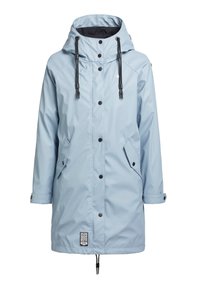 Parka impermeabile azzurro chiaro con cappuccio, dotata di accessori neri, corde di regolazione, due tasche laterali e rivestimento interno nero.
