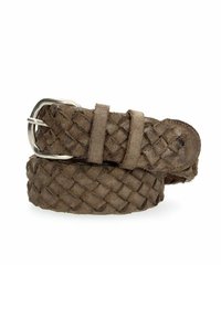 Cintura in pelle intrecciata marrone con fibbia in metallo argentato, caratterizzata da un design intrecciato e una consistenza morbida. Accentuata con un anello per la cintura coordinato.