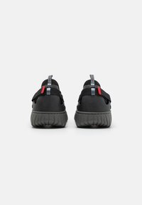 HUGO REEFLYN  - Matalavartiset tennarit - black