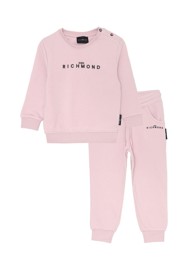 Set di felpa e pantaloni della tuta per bambini color rosa chiaro con logo testuale nero "John Richmond" sul petto e sulla tasca.