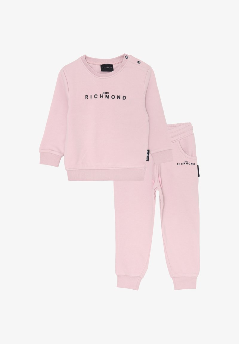 Set di felpa e pantaloni della tuta per bambini color rosa chiaro con logo testuale nero "John Richmond" sul petto e sulla tasca.