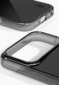 Przezroczyste czarne etui na telefon z zaokrąglonymi krawędziami, wycięciami na przyciski i aparat oraz logo "IDEAL OF SWEDEN", prezentujące elegancki design.