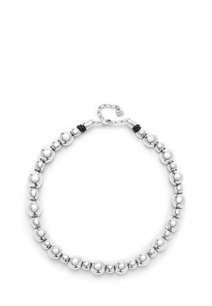 Collar de cuentas de plata que presenta cuentas esféricas alternando entre lisas y ligeramente texturizadas, con un cierre seguro y acentos de goma negra.