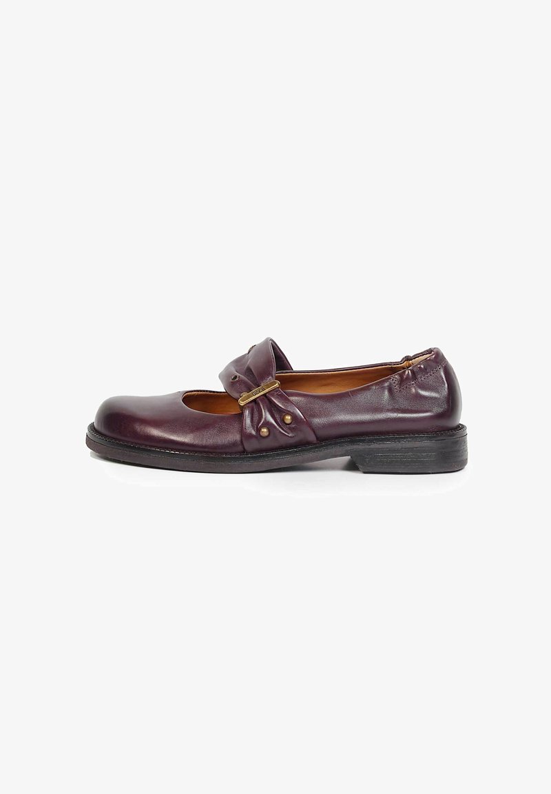 Chaussure Mary Jane en cuir bordeaux foncé avec un petit talon et une bride décorative ornée de petits clous dorés et d'une boucle.